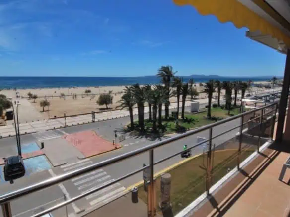 RESERVED: Penthouse in sea front with a large terrace and a private garage – Empuriabrava – Costa Brava North