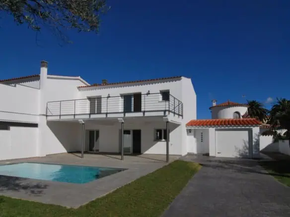 Modern house with pool and garden near the Port-Alberes Peni and shops in Empuriabrava