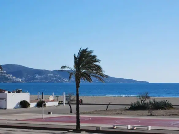 Beautiful apartment in first sea line with views of the Bay of Roses, private parking, located in Empuriabrava – Costa Brava