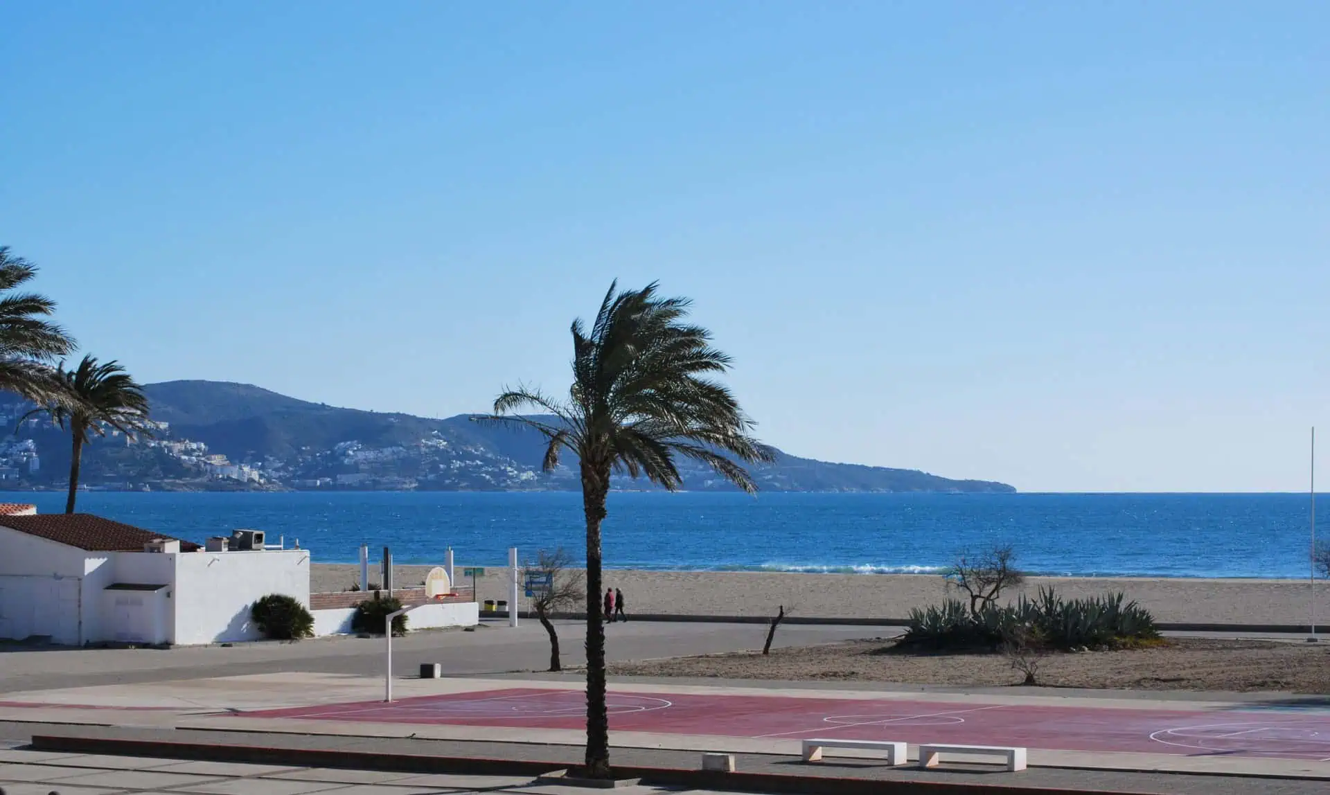 16032015170913_97 Beautiful apartment in first sea line with views of the Bay of Roses, private parking, located in Empuriabrava – Costa Brava