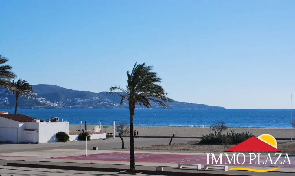 Beautiful apartment in first sea line with views of the Bay of Roses, private parking, located in Empuriabrava – Costa Brava – photo 2