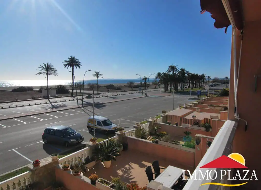 Beautiful apartment in first sea line with views of the Bay of Roses, private parking, located in Empuriabrava – Costa Brava – photo 3