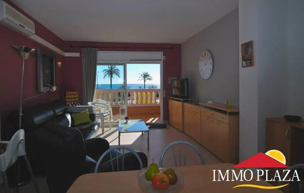 Beautiful apartment in first sea line with views of the Bay of Roses, private parking, located in Empuriabrava – Costa Brava – photo 4