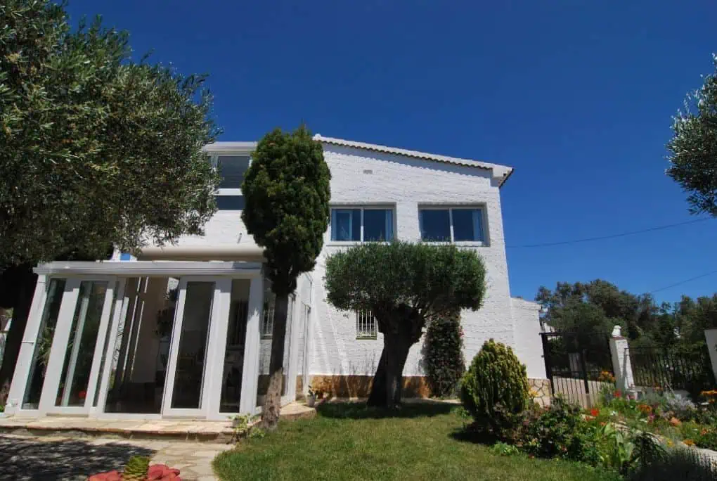Spacious villa with guest house in the Bay of Rosas – photo 2