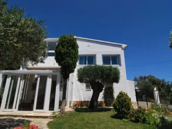 Spacious villa with guest house in the Bay of Rosas