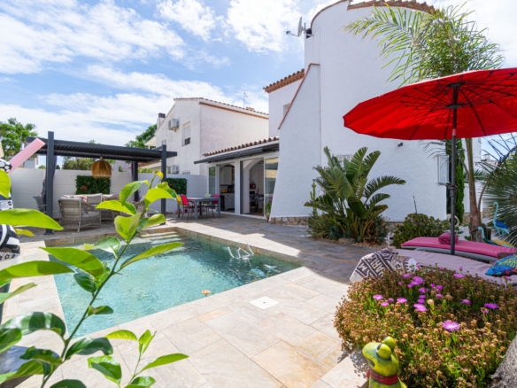Villa Verano! Close to the town center, 3 bedrooms, swimming pool, summer kitchen, garage, quiet location !