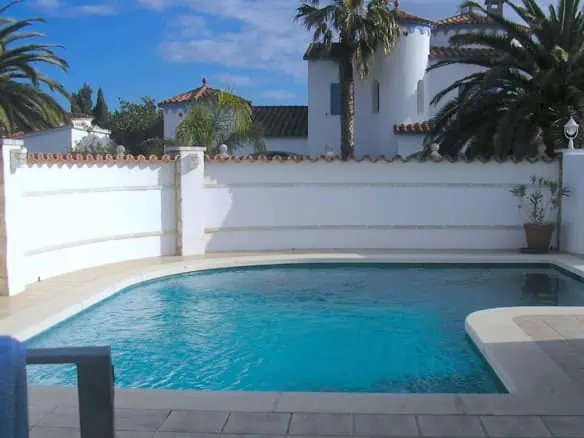 Renovated Villa with 2 bedrooms, 1 independent suite and a pool – Empuriabrava – Catalonia – Spain