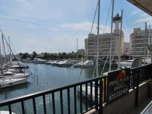 Bright and luxurious apartment overlooking two harbors of Empuriabrava – Costa Brava