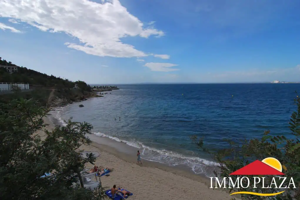 Second line of the sea, in a small building, modern apartment with an independent studio and private parking, in Roses – Spain – photo 2