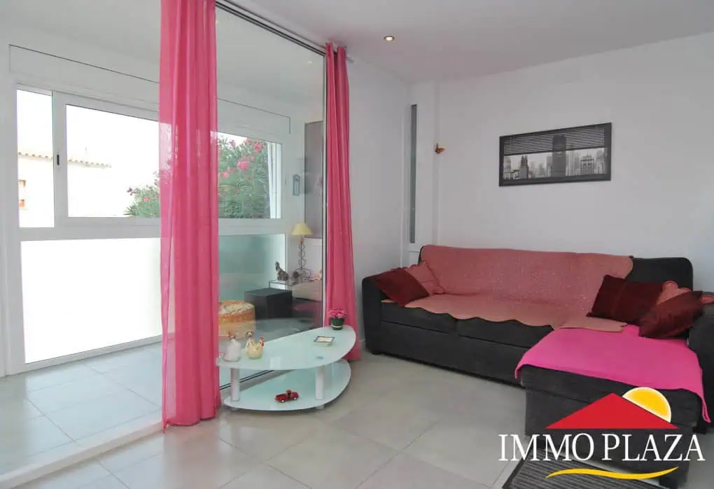 Second line of the sea, in a small building, modern apartment with an independent studio and private parking, in Roses – Spain – photo 5