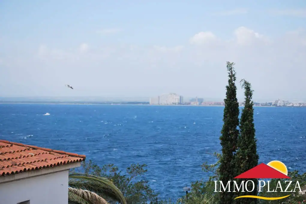 Second line of the sea, in a small building, modern apartment with an independent studio and private parking, in Roses – Spain – photo 6