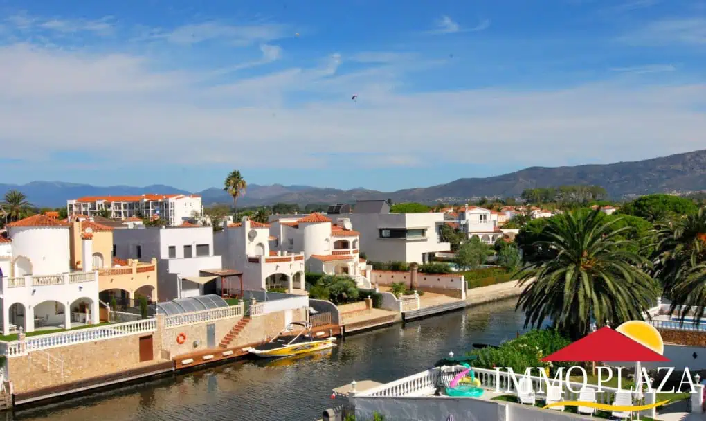 Beautiful apartment with 2 bedrooms, terrace of 45m2 and mooring 8 meters – Empuriabrava – Costa Brava – photo 2