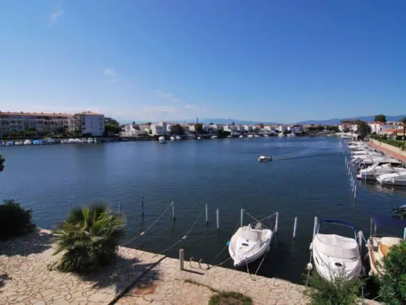 Nice apartment with a magnificent view of Lake San Maurici. Possible mooring, in the Marina of Empuriabrava – Catalonia