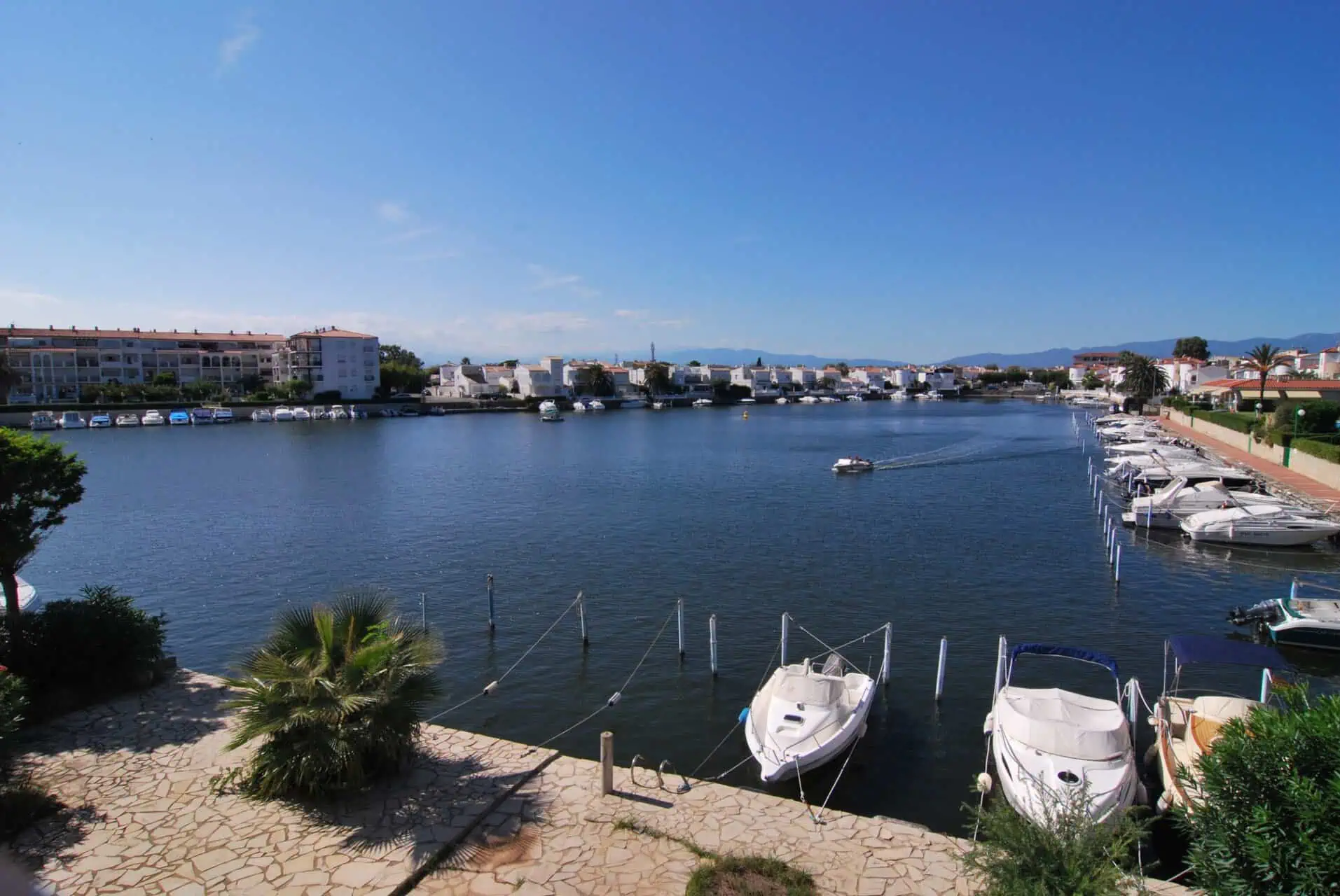 17092015181415_136 Nice apartment with a magnificent view of Lake San Maurici. Possible mooring, in the Marina of Empuriabrava – Catalonia