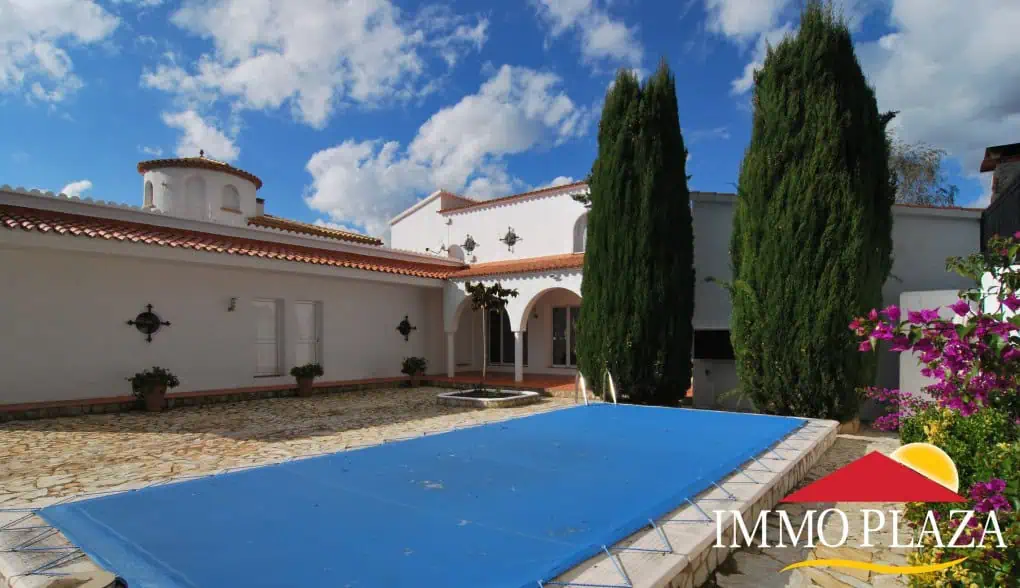 Superb villa in traditional Spanish style on al large plot with 2 moorings in Empuria Brava – Catalunya – photo 5