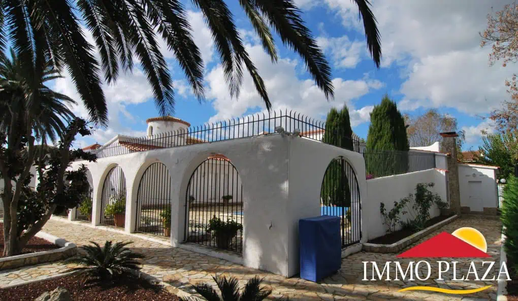 Superb villa in traditional Spanish style on al large plot with 2 moorings in Empuria Brava – Catalunya – photo 3
