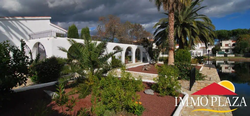 Superb villa in traditional Spanish style on al large plot with 2 moorings in Empuria Brava – Catalunya – photo 4