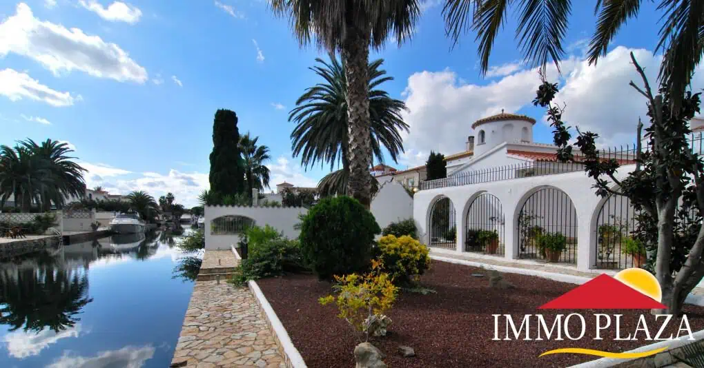 Superb villa in traditional Spanish style on al large plot with 2 moorings in Empuria Brava – Catalunya – photo 6