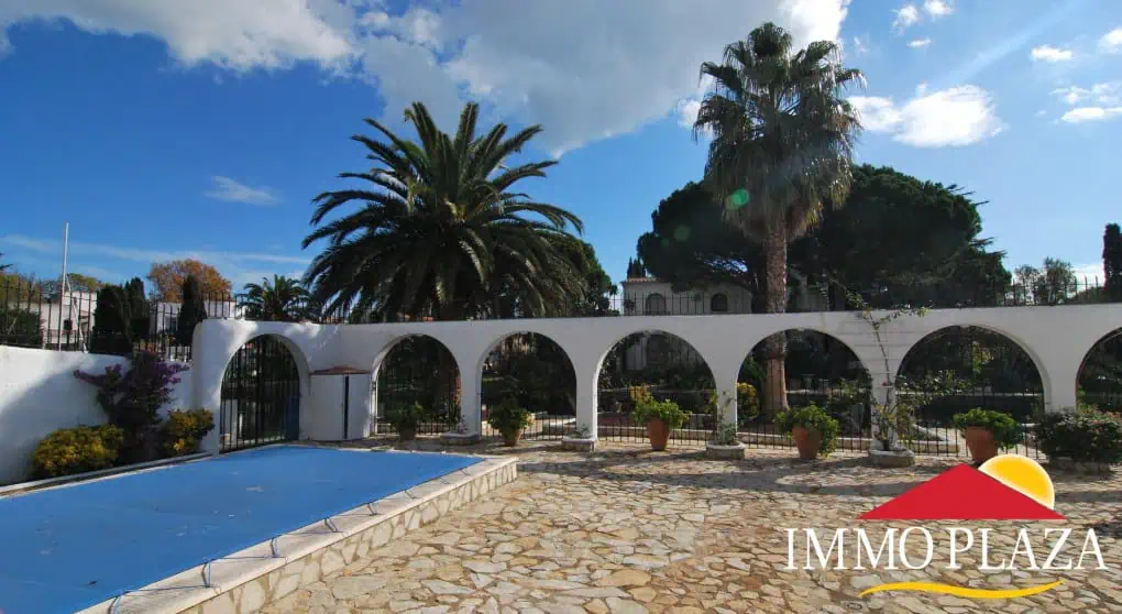 Superb villa in traditional Spanish style on al large plot with 2 moorings in Empuria Brava – Catalunya – photo 2