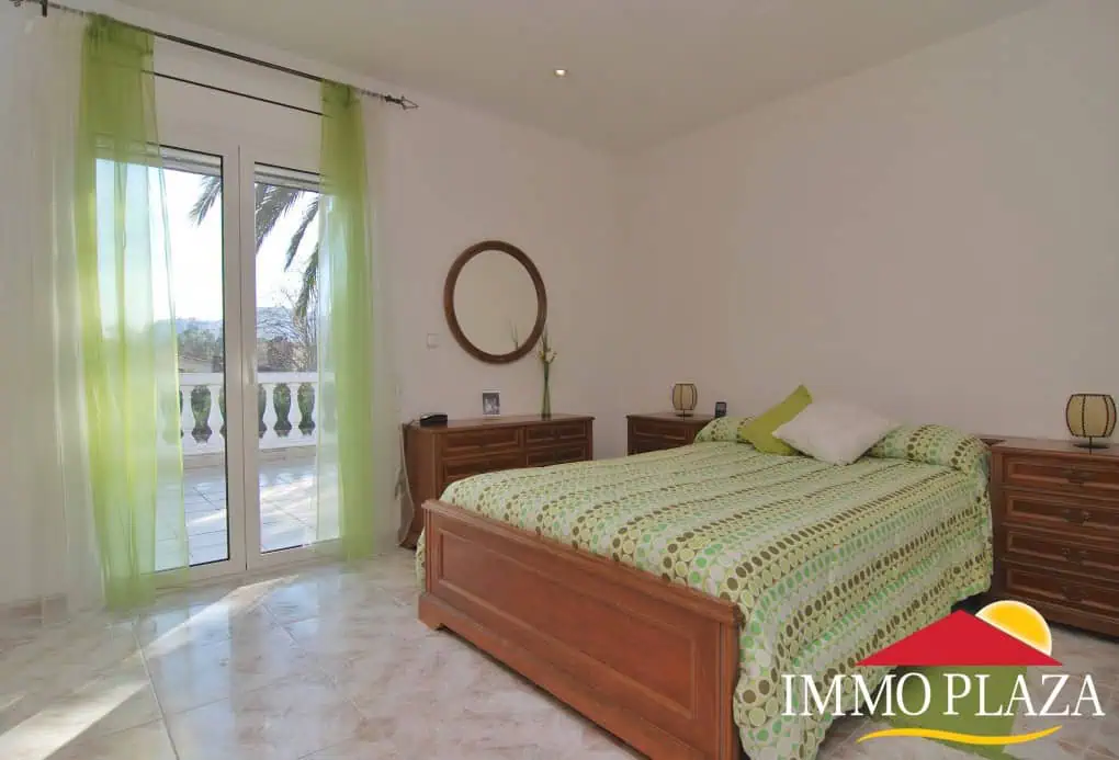 Splendid villa with 5 bedrooms, a beautiful garden, pool, garage in a quiet area of Empuriabrava – Costa Brava – photo 5