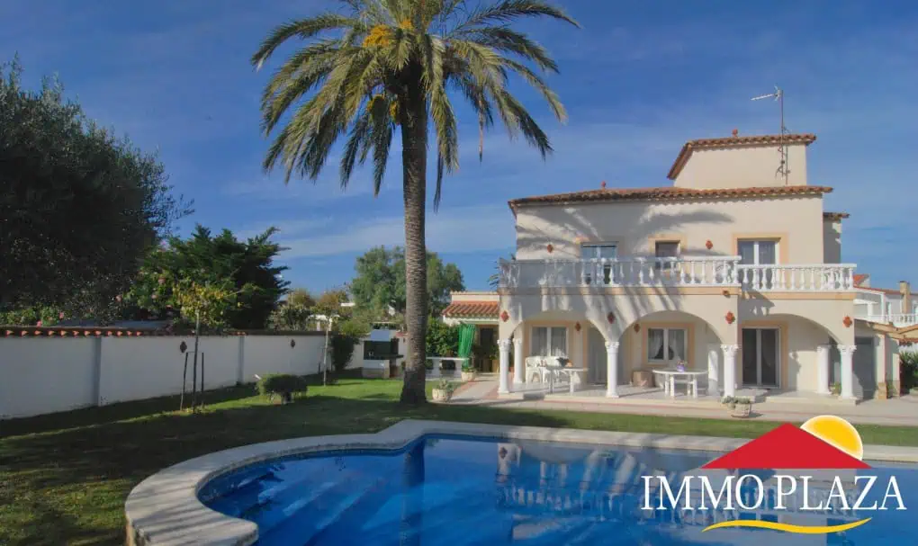 Splendid villa with 5 bedrooms, a beautiful garden, pool, garage in a quiet area of Empuriabrava – Costa Brava – photo 6