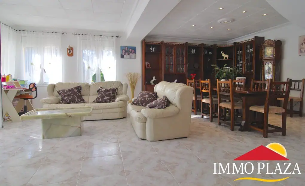 Splendid villa with 5 bedrooms, a beautiful garden, pool, garage in a quiet area of Empuriabrava – Costa Brava – photo 2