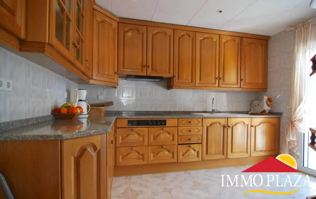 Splendid villa with 5 bedrooms, a beautiful garden, pool, garage in a quiet area of Empuriabrava – Costa Brava – photo 4
