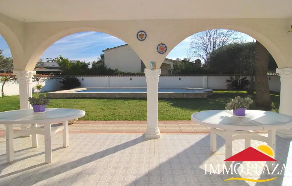 Splendid villa with 5 bedrooms, a beautiful garden, pool, garage in a quiet area of Empuriabrava – Costa Brava – photo 3