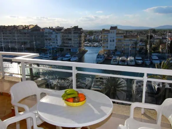 RESERVED : Bright apartment with stunning views over the marina of Empuriabrava and the Pyrenees – Costa Brava North