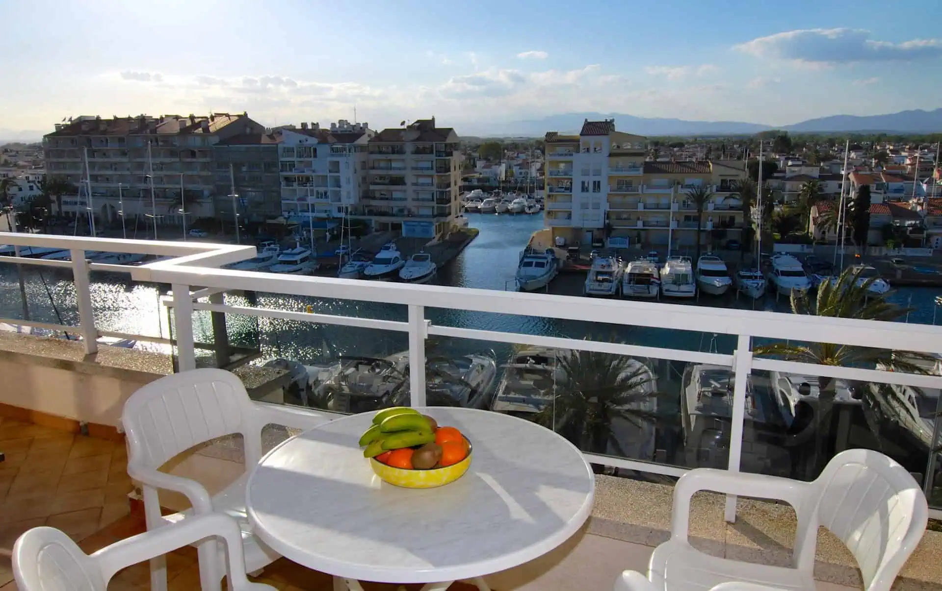 RESERVED : Bright apartment with stunning views over the marina of Empuriabrava and the Pyrenees – Costa Brava North