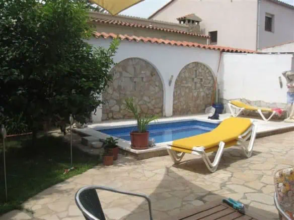 RESERVED: Traditional-style house in a quiet area, with 3 bedrooms and swimming pool in Empuriabrava – Costa Brava North