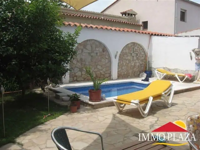 RESERVED: Traditional-style house in a quiet area, with 3 bedrooms and swimming pool in Empuriabrava – Costa Brava North – photo 2