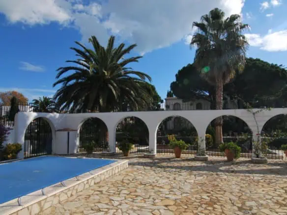 Superb villa in traditional Spanish style on al large plot with 2 moorings in Empuria Brava – Catalunya