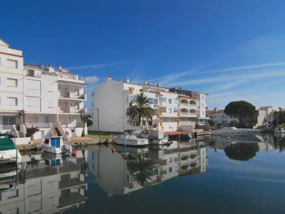 Building plot in a private port with a mooring 13x11M, 10mins walk from the center of Empuriabrava