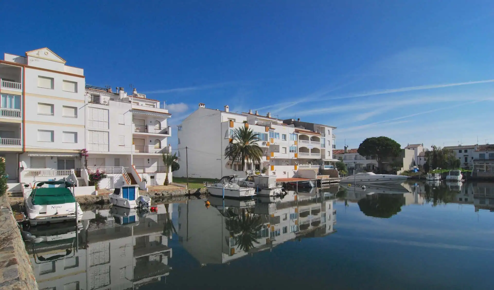 Building plot in a private port with a mooring 13x11M, 10mins walk from the center of Empuriabrava