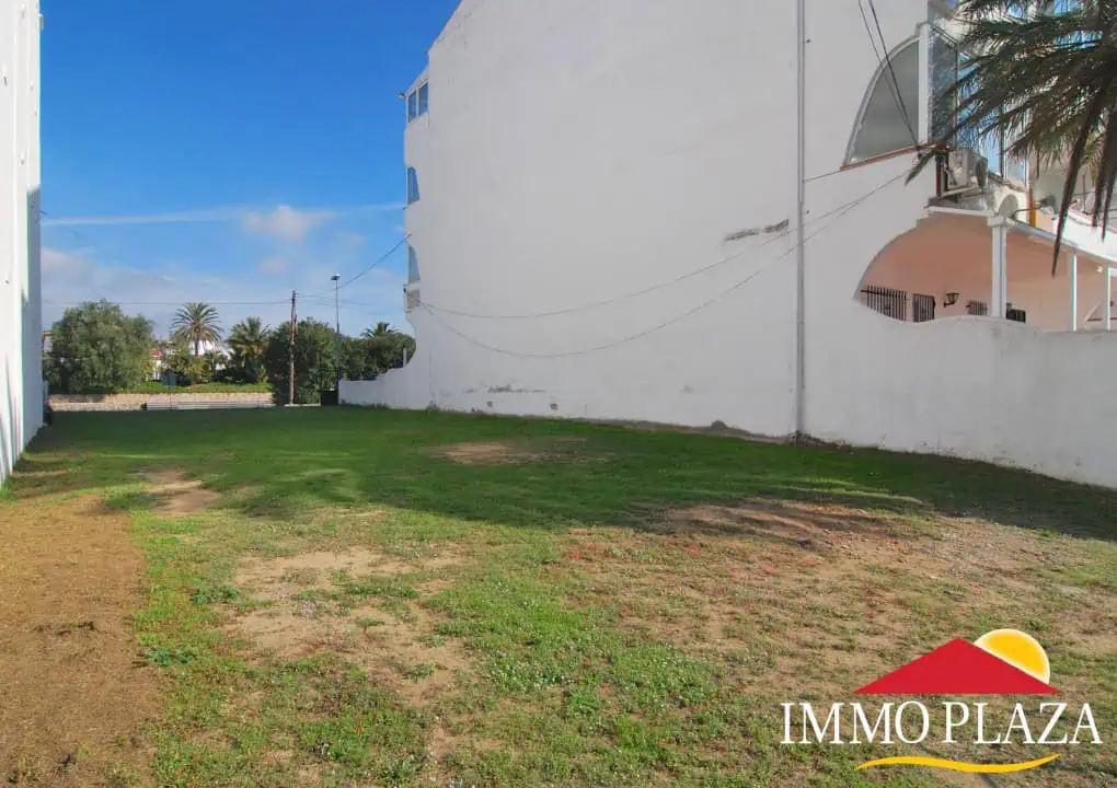 Building plot in a private port with a mooring 13x11M, 10mins walk from the center of Empuriabrava – photo 3