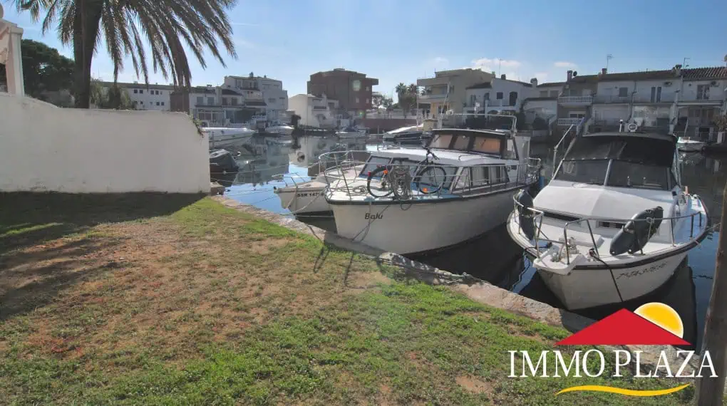 Building plot in a private port with a mooring 13x11M, 10mins walk from the center of Empuriabrava – photo 2
