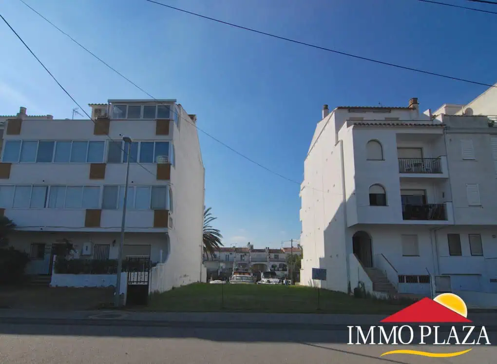 Building plot in a private port with a mooring 13x11M, 10mins walk from the center of Empuriabrava – photo 5