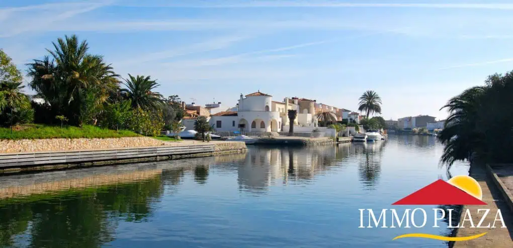 Building plot in a private port with a mooring 13x11M, 10mins walk from the center of Empuriabrava – photo 6