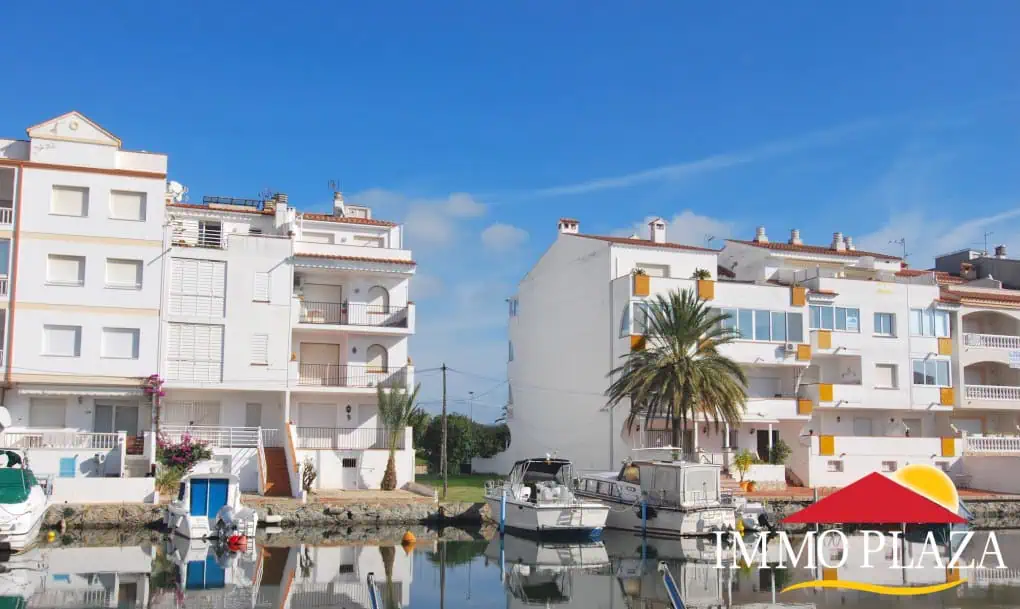 Building plot in a private port with a mooring 13x11M, 10mins walk from the center of Empuriabrava – photo 14