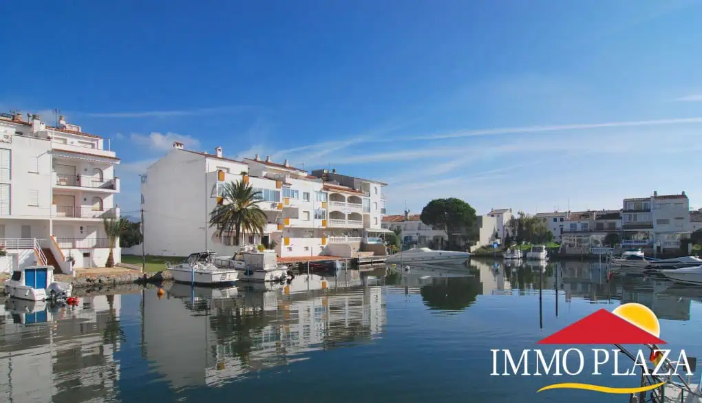 Building plot in a private port with a mooring 13x11M, 10mins walk from the center of Empuriabrava – photo 13