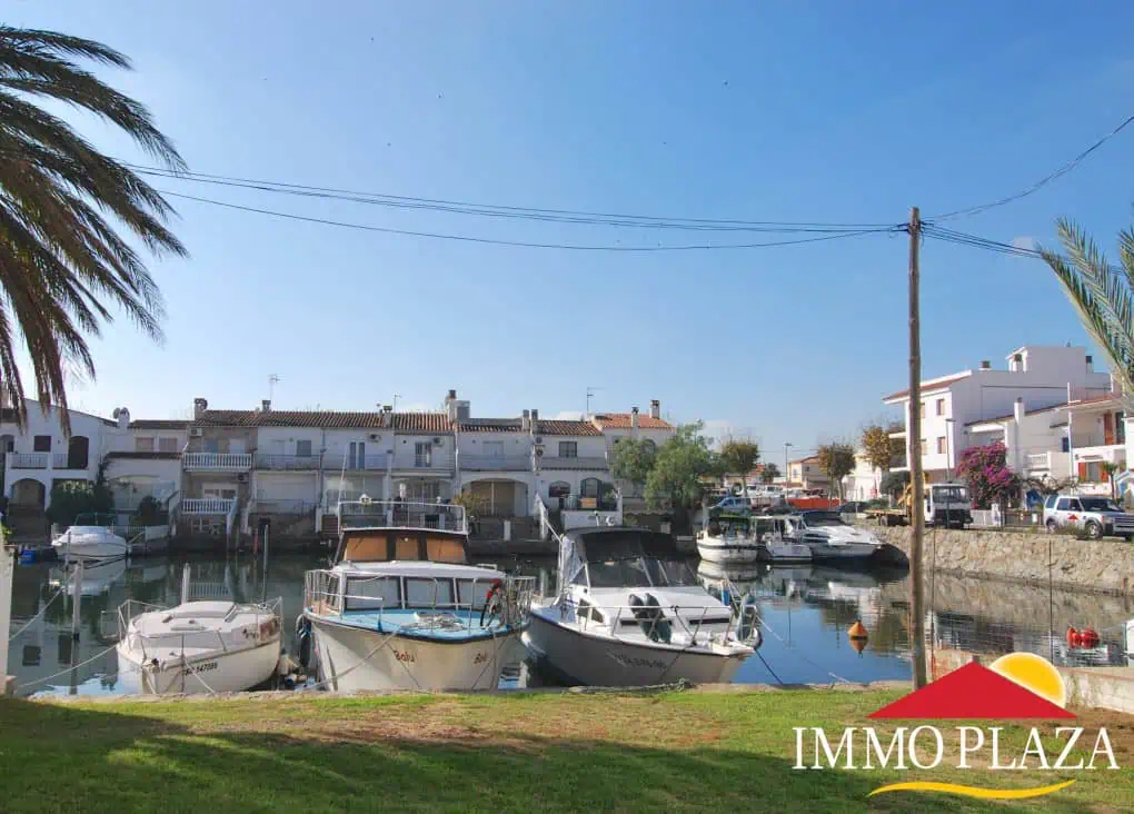 Building plot in a private port with a mooring 13x11M, 10mins walk from the center of Empuriabrava – photo 9