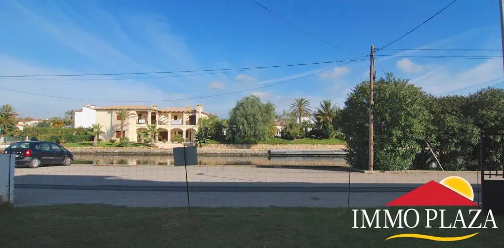Building plot in a private port with a mooring 13x11M, 10mins walk from the center of Empuriabrava – photo 10