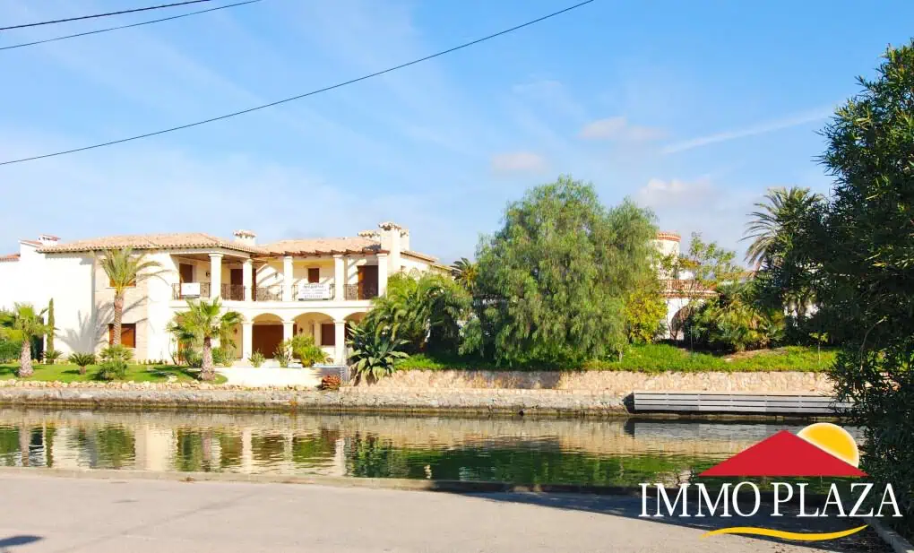 Building plot in a private port with a mooring 13x11M, 10mins walk from the center of Empuriabrava – photo 11