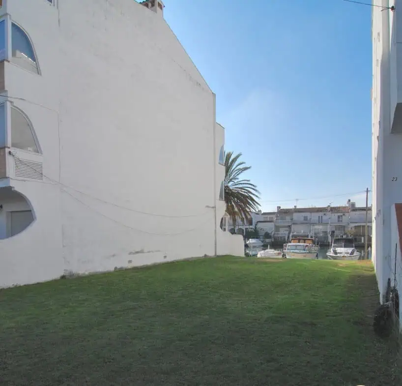 Building plot in a private port with a mooring 13x11M, 10mins walk from the center of Empuriabrava – photo 8