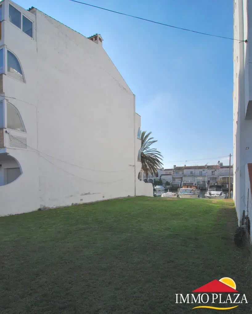 Building plot in a private port with a mooring 13x11M, 10mins walk from the center of Empuriabrava – photo 8