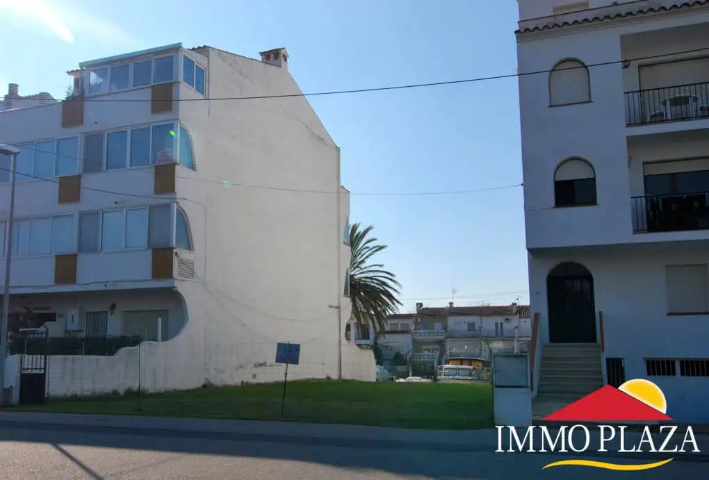 Building plot in a private port with a mooring 13x11M, 10mins walk from the center of Empuriabrava – photo 7