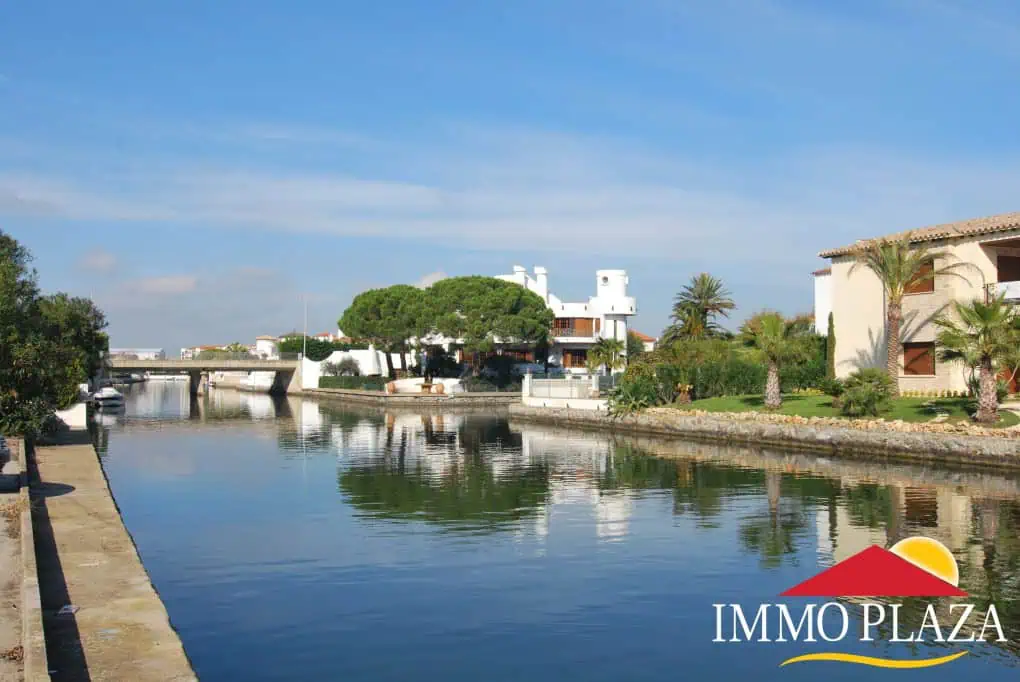 Building plot in a private port with a mooring 13x11M, 10mins walk from the center of Empuriabrava – photo 12