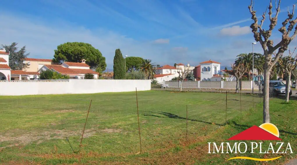 Building plot of 773m2 at 10 min. walk from the beach and the center of Empuriabrava – Costa Brava – photo 3