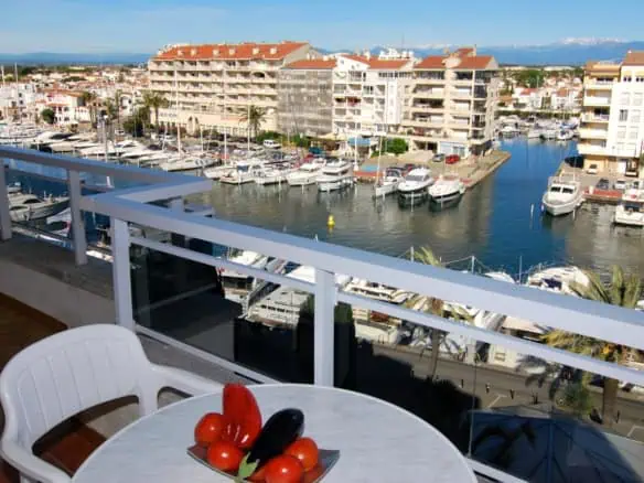 Beautiful 67m2 apartment, two bedrooms with terrace of 16m2 and a superb view over Empuriabrava – Costa Brava